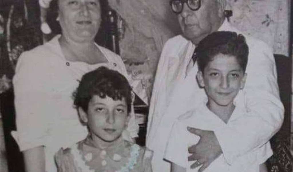 عمر الزعني مع عائلته (زوجته السيدة بهية ضيا الحمزاوي وابنته دلال وابنه محمد)