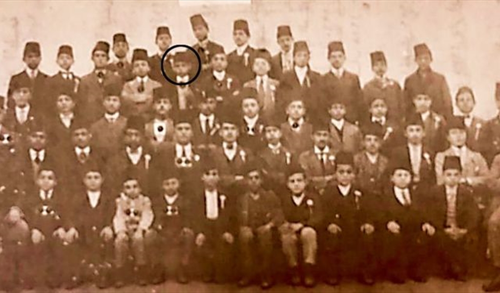 تلامذة الكليَّة العثمانيَّة وبعض أساتذتها.. «عمر فاخوري» في الدائرة،  وإلى يمينه «عمر الزعني»، و«عمر حمد» خلف الكتف اليسرى لـ «عمر فاخوري»