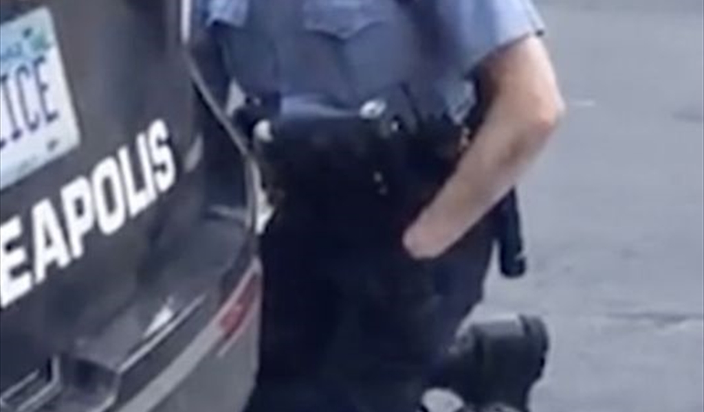 مفاجأة مدوية في قضية مقتل فلويد.. الشرطي والضحية عملا معا