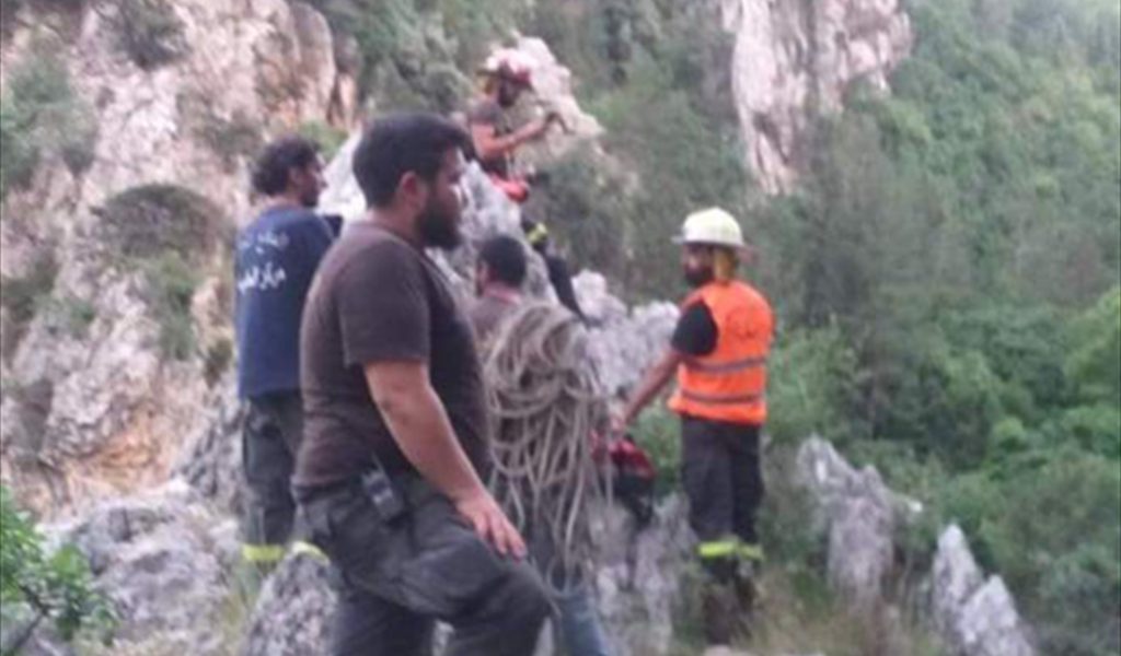 سقط عن مرتفع شاهق في وادي ملتقى النهرين.. كيف تمّت عملية الإنقاذ؟