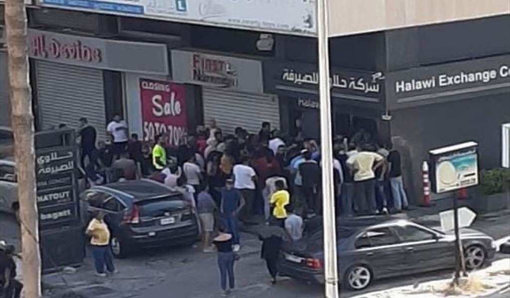 ازدحام مواطنين على أبواب الصرّافين .. والغلبة للسوق السوداء