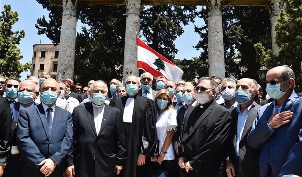 نقباء المهن الحرة ورؤساء  جامعات ومحامون في وقفة رمزية ضد استهداف السلم الأهلي في الباحة الكبرى لقصر العدل (تصوير: محمود يوسف)