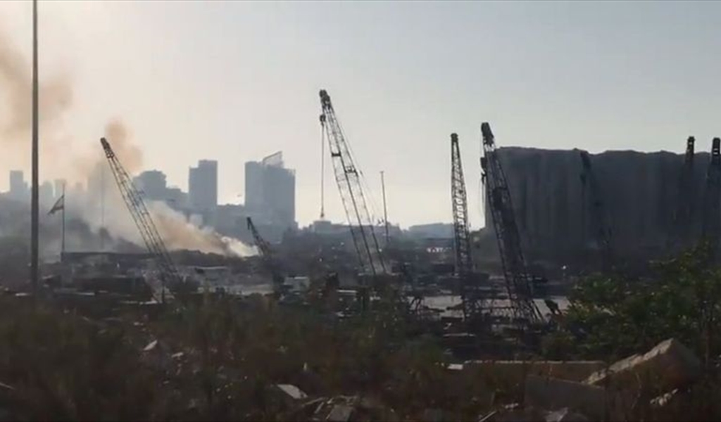 دخان الحريق الذي اندلع بعد ظهر أمس في ردميات انفجار المرفأ في 4 آب الماضي