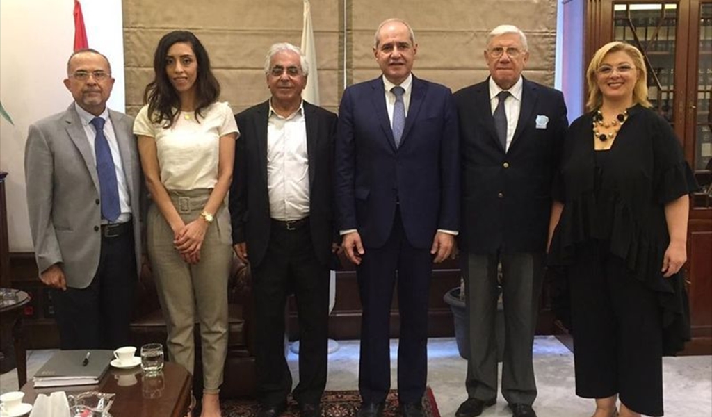النقيب خلف متوسطاً وفد «حوار وعطاء بلا حدود»