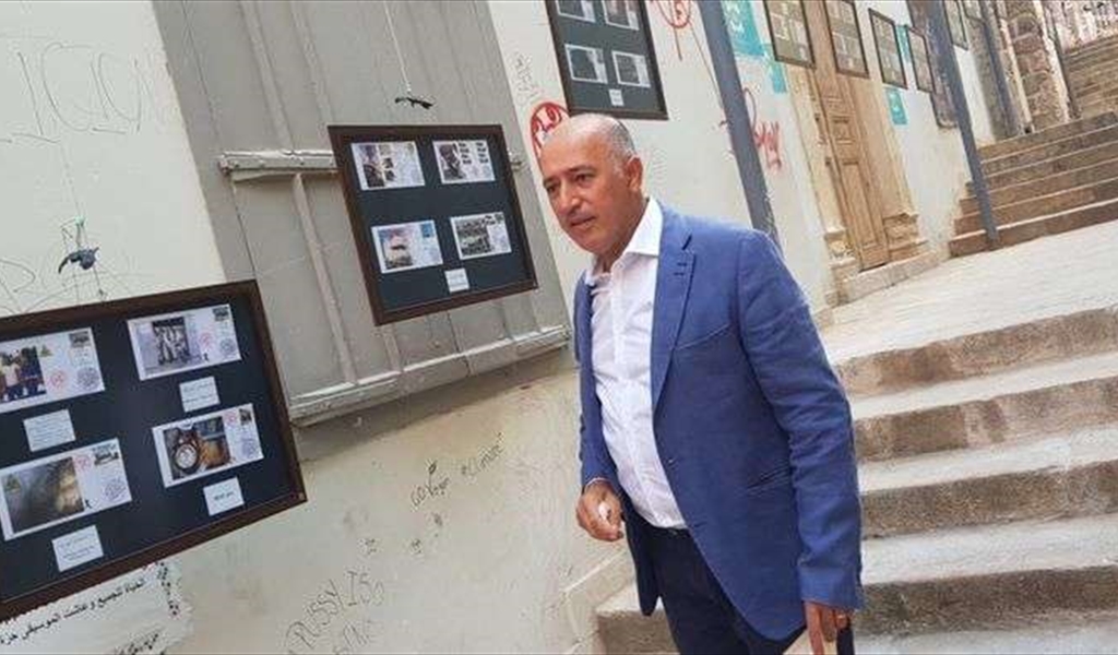 الباحث قميحة خلال المعرض