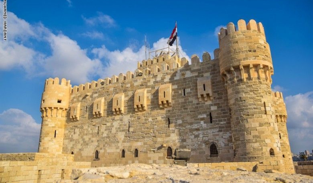 تقع قلعة قايتباي في نهاية جزيرة فاروس بأقصى غرب الإسكندرية، التي شيدت في موقع فنار الإسكندرية القديم