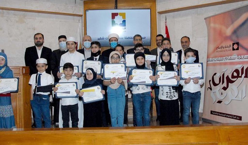 من اليمين خلدون قواص، عصام النوّام، أسامة شقير، الشيخ أمين الكردي، جمال محيو،  الشيخ محمد عبد الحليم وعبد العزيز جمعة (تصوير: محمود يوسف)