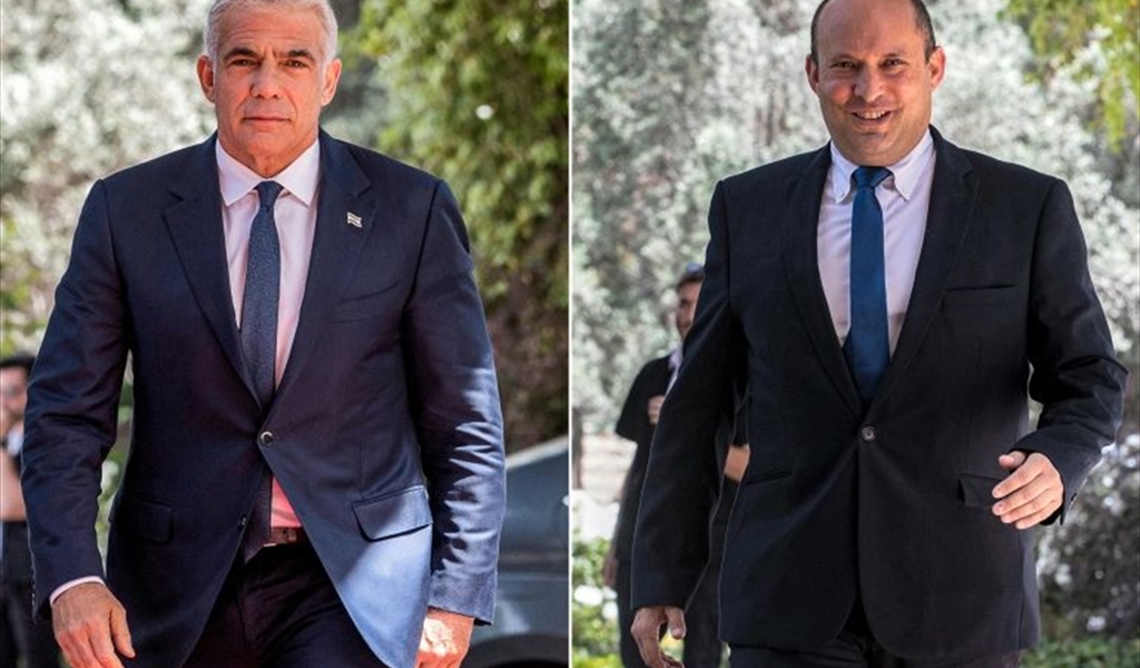 زعيم حزب «يوجد مستقبل» يائير لبيد وزعيم حزب «يمينا القومي» المتشدد نفتالي بينيت