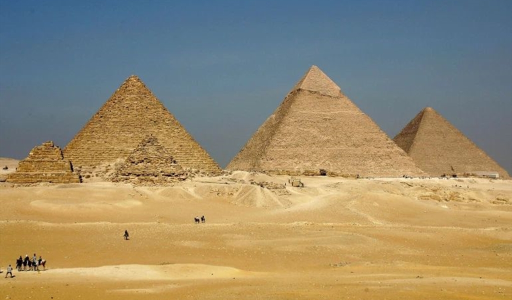 من بنى الأهرامات المصرية؟