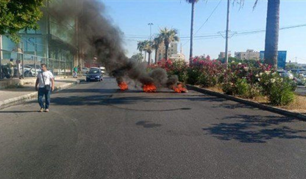 بعدما تكبد خسائر متكررة.. صاحب معرض للسيارات يقطع الطريق