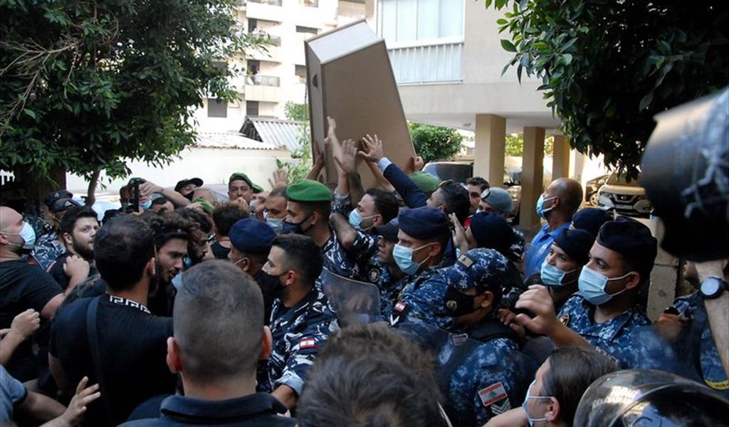 الاشكال في الباحة الداخلية لمنزل محمّد فهمي في قريطم، بين قوة الحماية وأهالي شهداء انفجار مرفأ بيروت الذين جاؤوا بالتوابيت ورفعوا الشعارات المناوئة له (محمود يوسف)