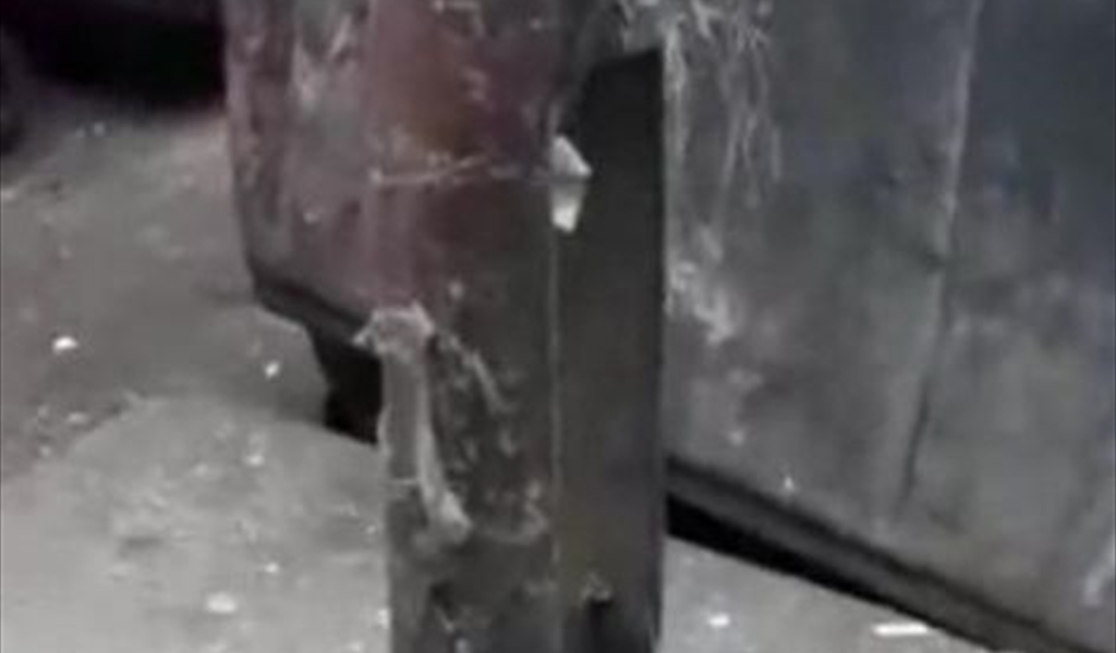مشهد لعامود إنارة أفرغت معداته