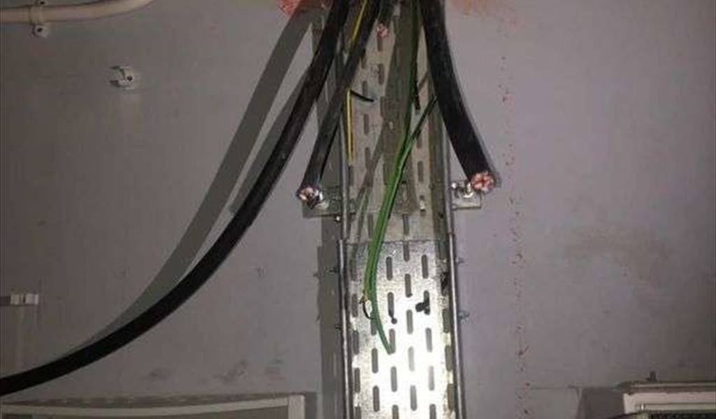 كابلات تم نزعها من التابلوهات الكهربائية