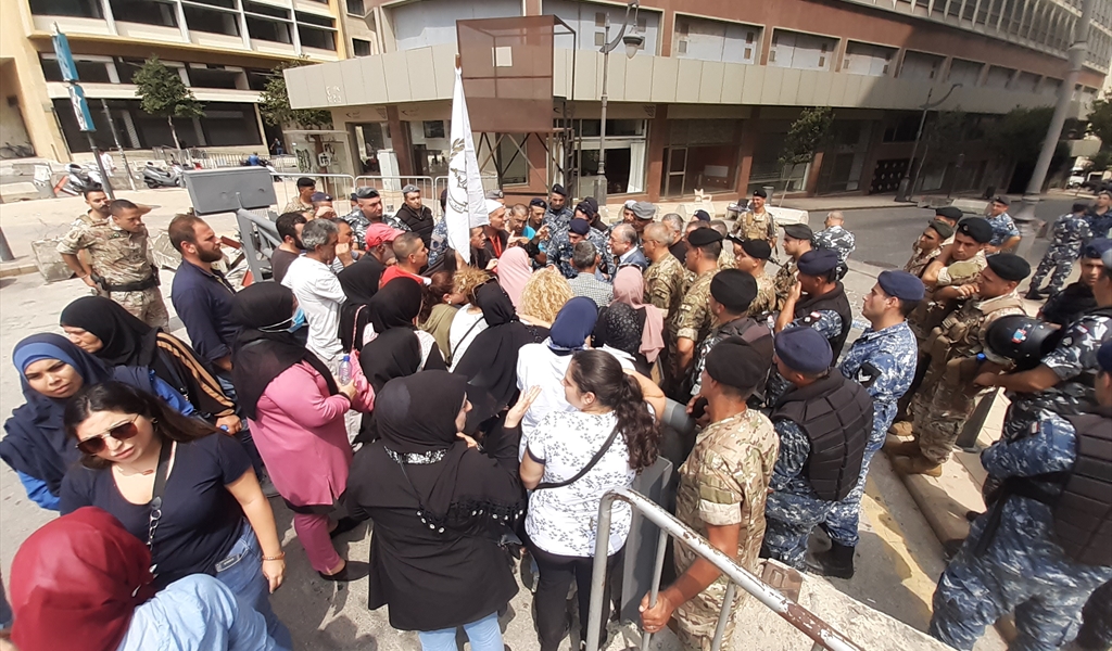 أهالي شهداء الجيش اللبناني يحاولون الدخول إلى مجلس النواب لإقرار حقوقهم (محمود يوسف)