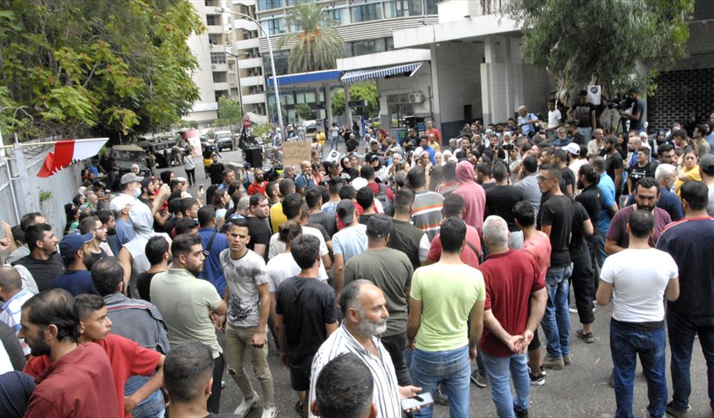 الأهالي يتجمهرون أمام قصر العدل