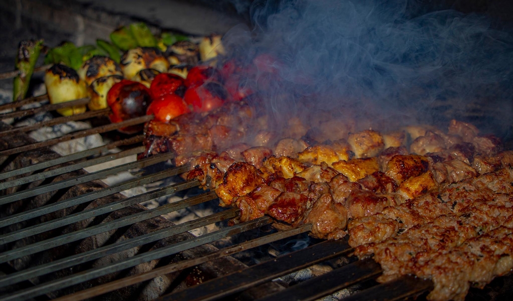هل يسبّب تناول المشاوي على الفحم أضراراً سلبية على الصحة؟
