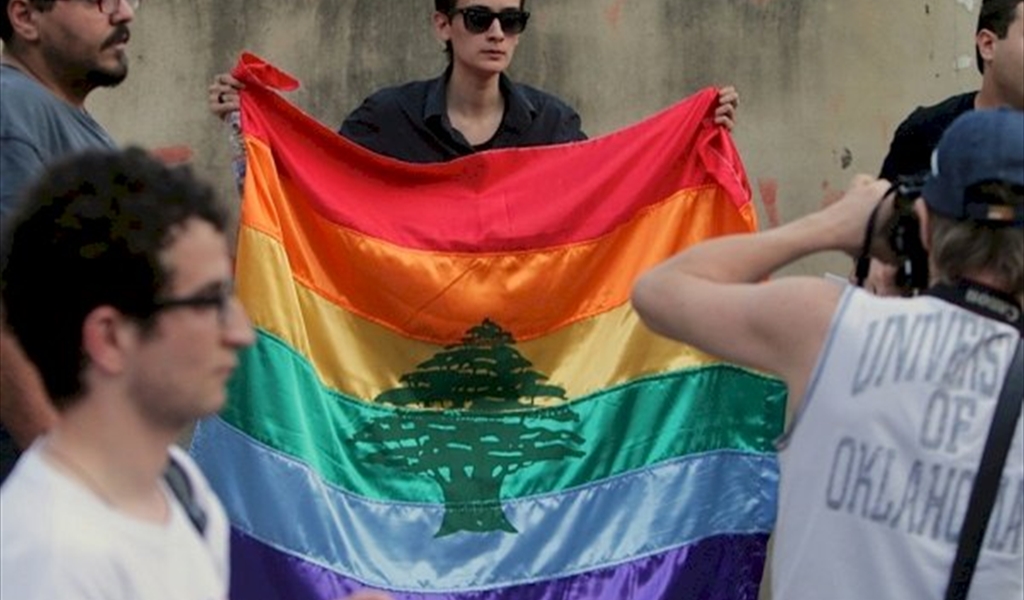 فتنة الشذوذ تهدّد السلم الأهلي ومولوي يتحصّن بالقانون ودعم دار الفتوى