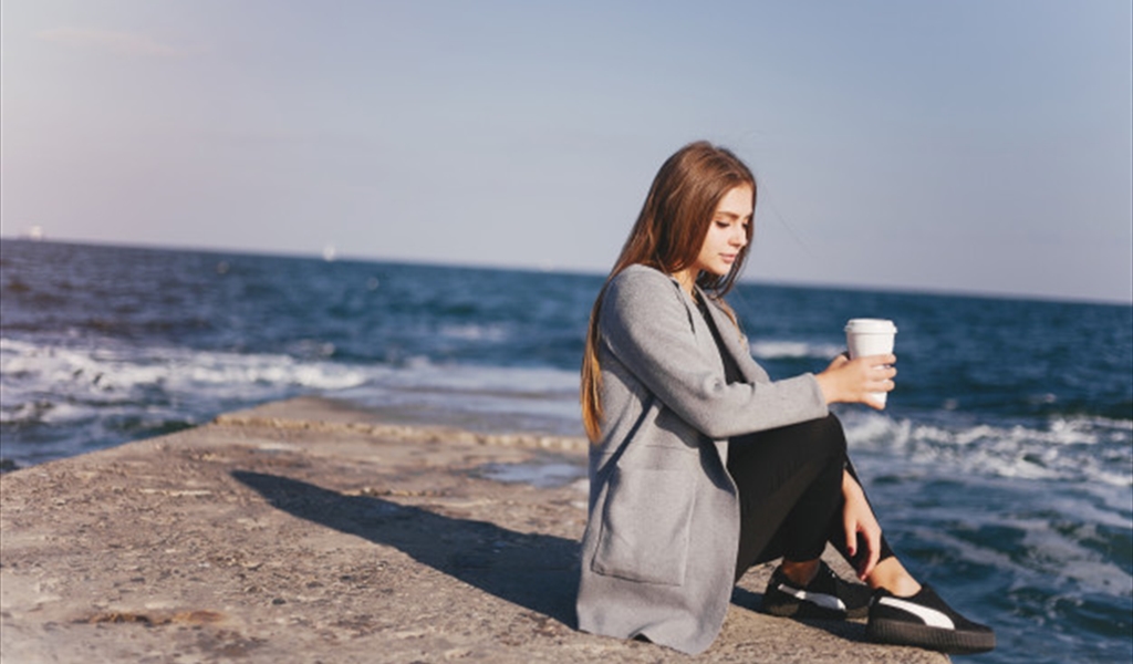 الجلوس على شاطئ البحر صحة نفسيّة كاملة