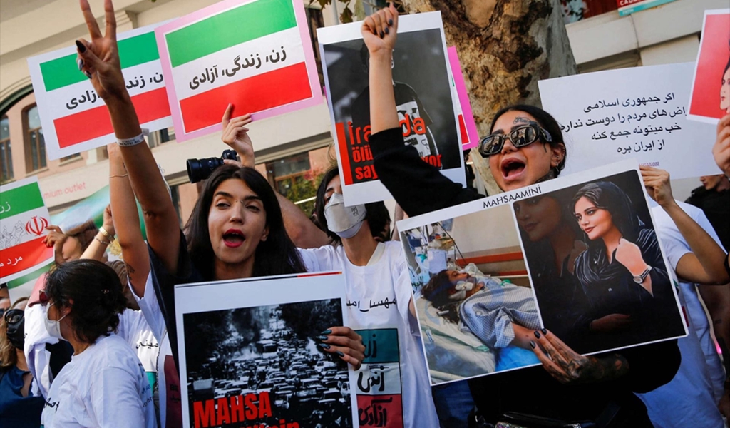 تداعيات احتمالات سقوط الحكم  الإيراني على لبنان والمنطقة