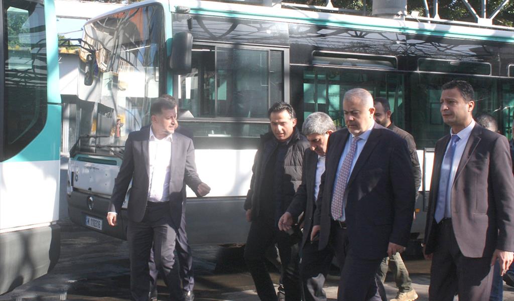 حمية وعبود في وسط بيروت، وبدت الباصات التي تجهز للسير الاثنين (محمود يوسف)