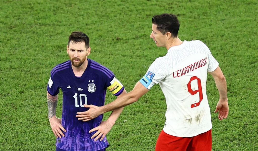 لماذا رفض ميسي مصافحة ليفاندوفسكي.. هذا ما التقطته كاميرا "اللواء"