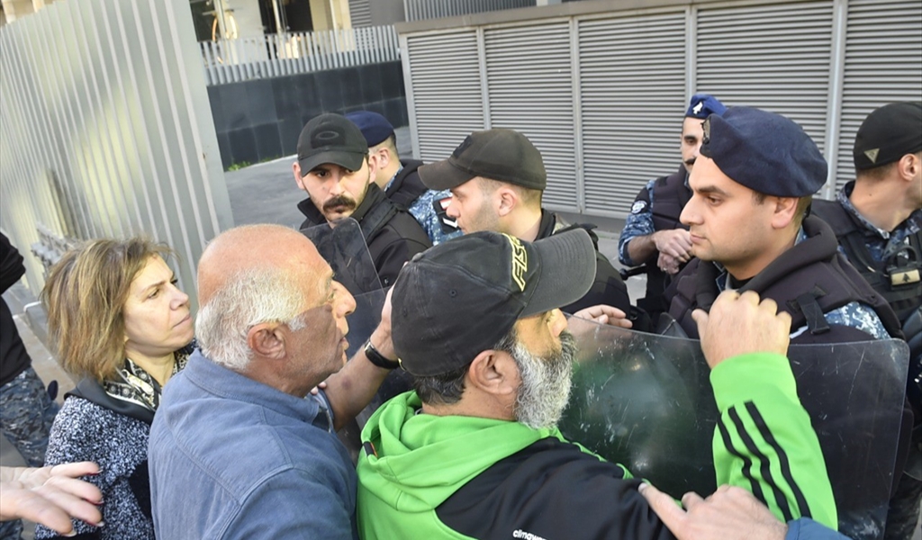 نقاش حاد بين المودعين وعناصر حماية بنك الاعتماد اللبناني من قوى أمن وأمن خاص (محمود يوسف)