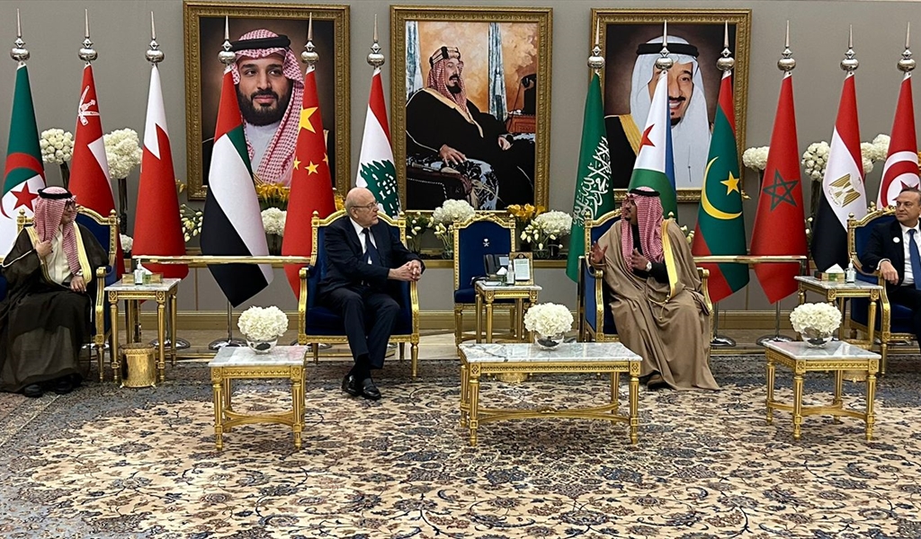 الرئيس ميقاتي والأمير محمد بن عبدالرحمن بن عبدالعزيز في مطار الملك خالد بحضور السفيرين كبارة وبخاري  (دالاتي ونهرا)