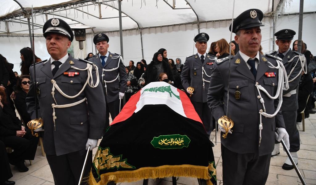 جثمان الرئيس الحسيني على منصة مدفع تابع للجيش اللبناني (محمود يوسف)