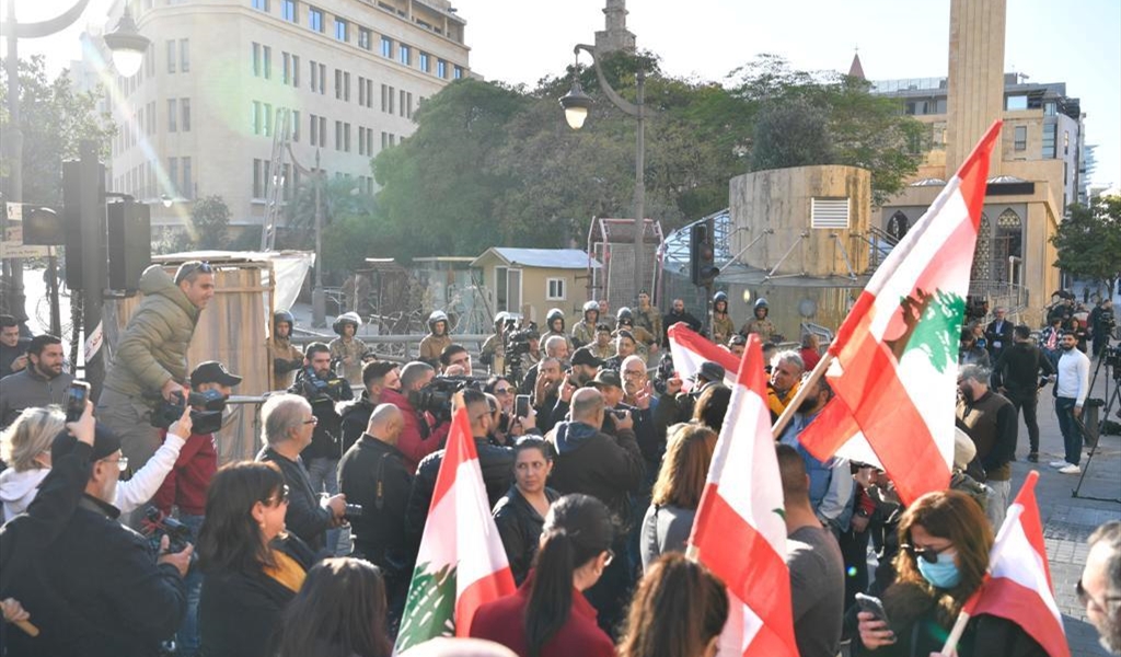 ناشطون داعمون لاعتصام النواب، في محيط المجلس النيابي (محمود يوسف)