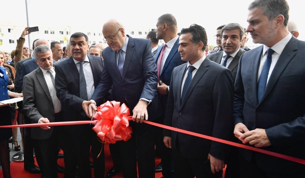 الرئيس ميقاتي يقص شريط افتتاح «المبنى الاخضر» وإلى جانبه الحوت، وبدا الوزراء نصار، حمية وخليل  (محمود يوسف)