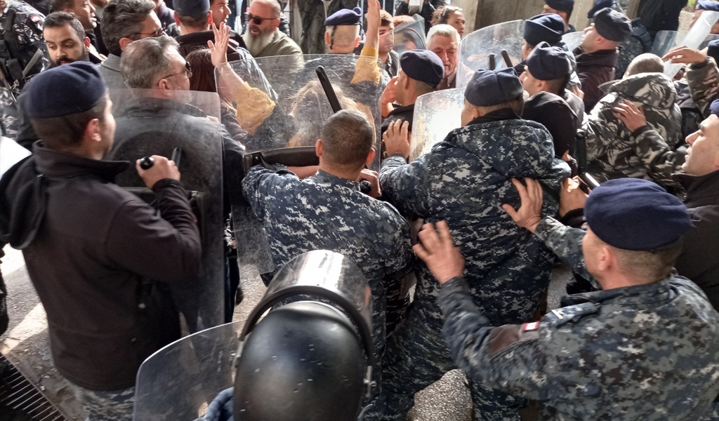 العناصر الأمنية تحاول منع ذوي ضحايا انفجار المرفأ من الدخول  إلى باحة قصر عدل بيروت (محمود يوسف)