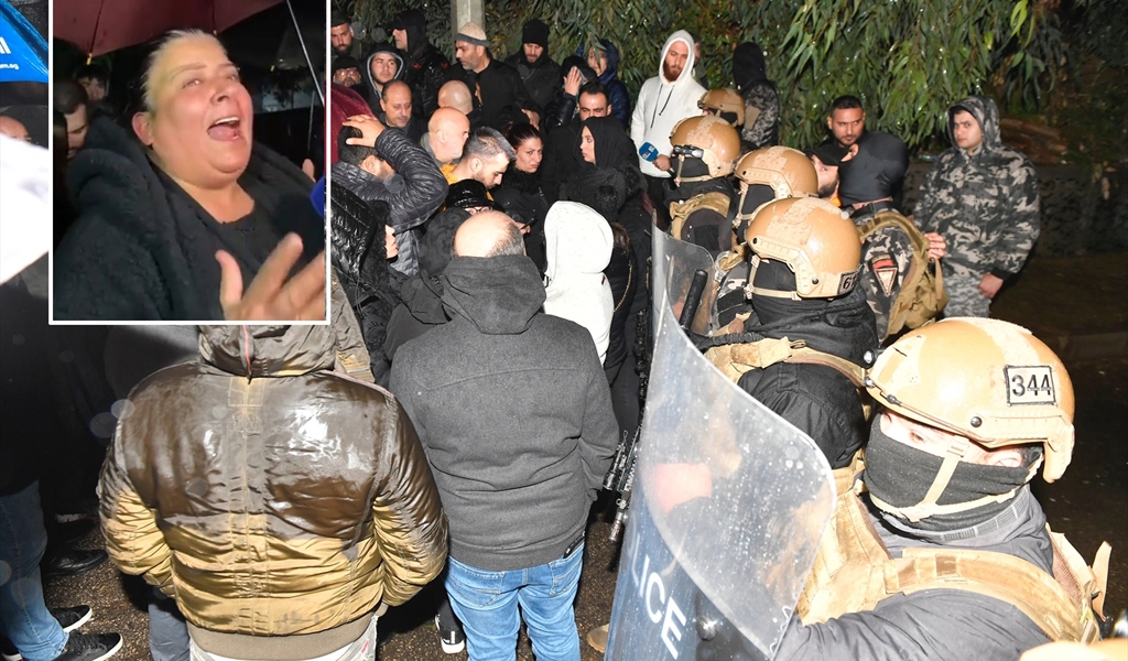والدة الناشط وليم نون أمام مبنى أمن الدولة في الرملة البيضاء للمطالبة بالإفراج عنه (محمود يوسف)