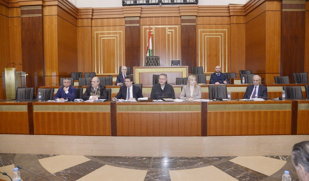 لجنة المال والموازنة خلال اجتماعها أمس