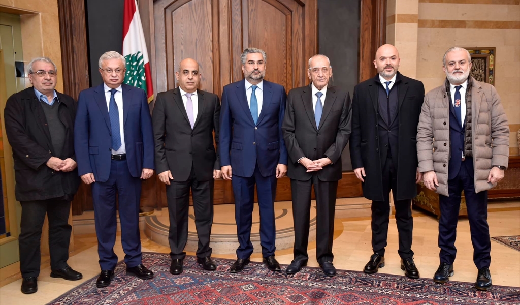 الرئيس بري مستقبلاً اعضاء الوفد