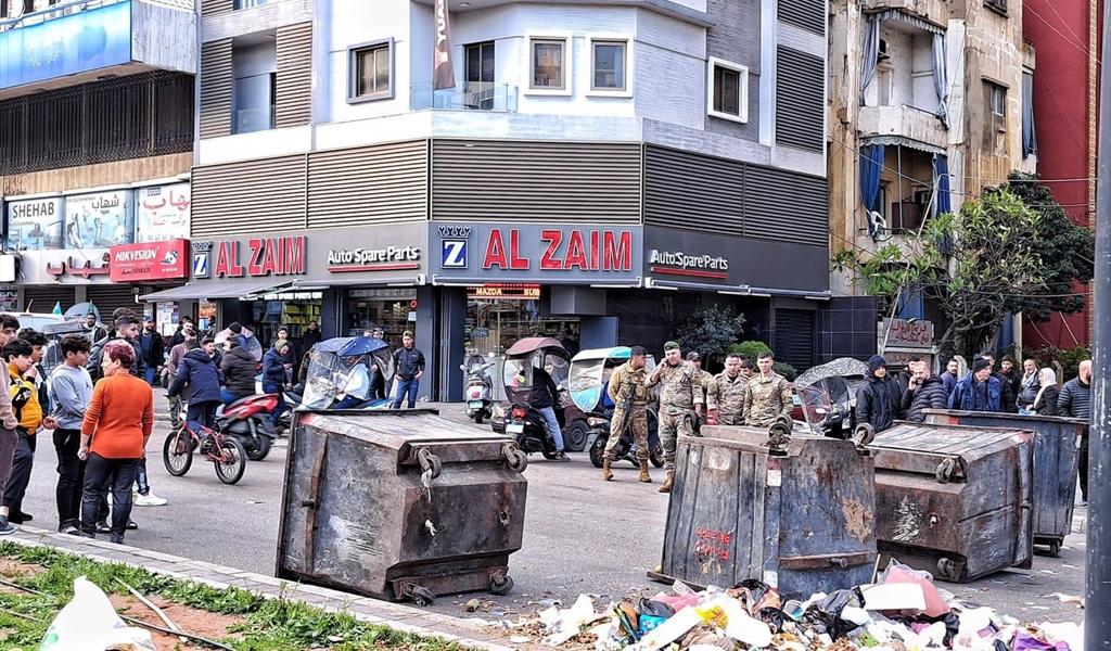 عدد من المحتجين قطعوا طريق المزرعة بالحاويات (محمود يوسف)