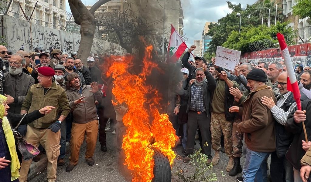 شعال الاطارات امام مصرف لبنان