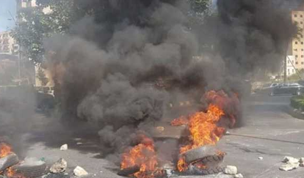 إشعال للإطارات وقطع للطرقات