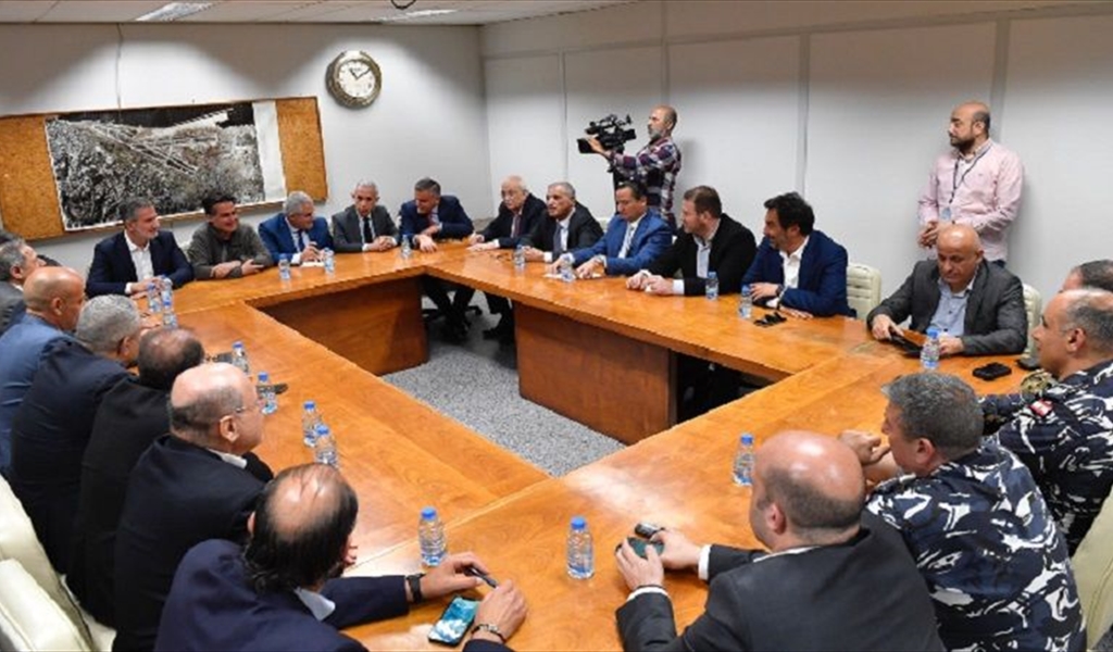 اللجنة خلال اجتماعها في مطار رفيق الحريري الدولي