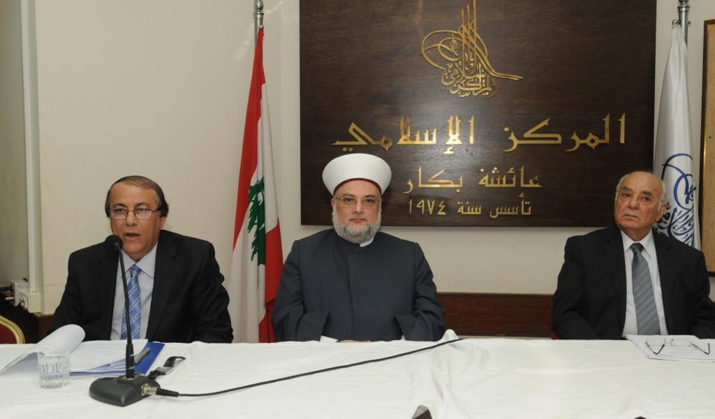 الشيخ عساف يتوسط الوزير السابق ادمون رزق والدكتور حسان حلاق