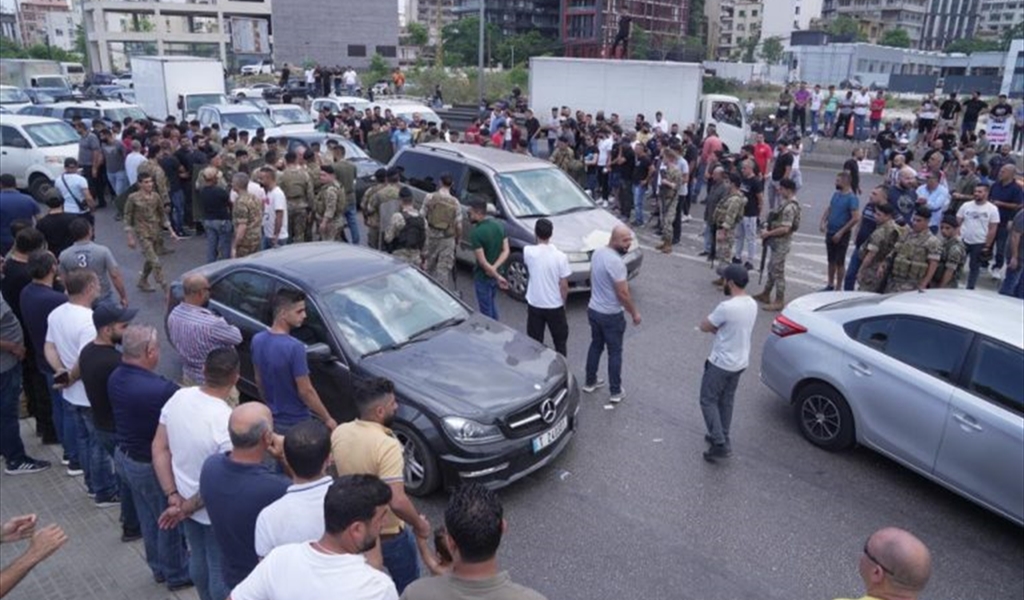 مشاركون في الاعتصام أمام تمثال المغترب