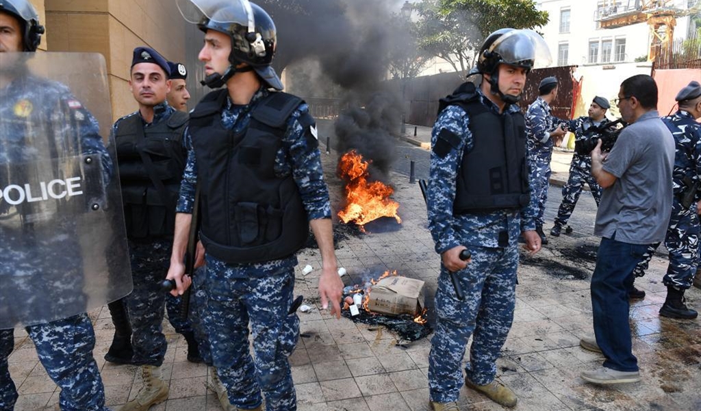 مناوشات بين المعتصمين والقوى الأمنية
