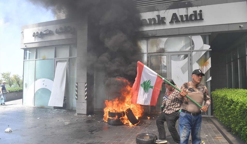 إشعال إطارات أمام المصارف (محمود يوسف)