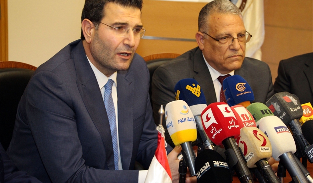 الوزير الحاج حسن مستقبلاً نظيره السوري – محمود يوسف