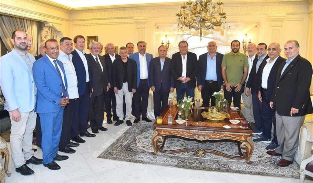 جانب من المشاركين في العشاء