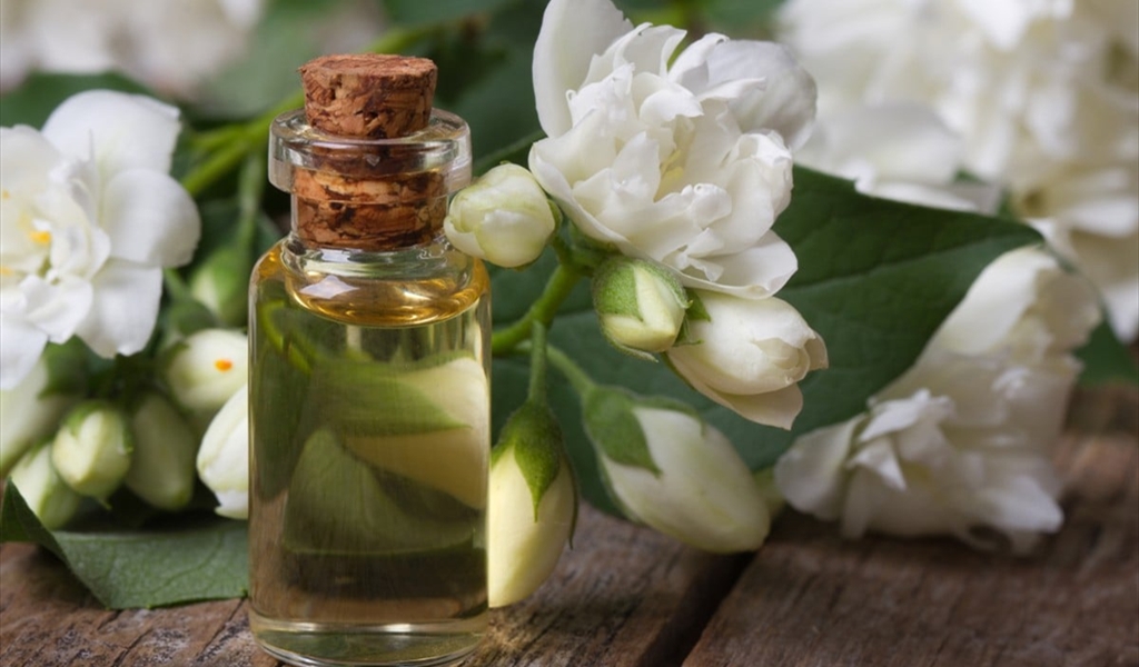 ماء الزهر علاجاً للبشرة ومهدئاً للأعصاب ويعالج الإمساك