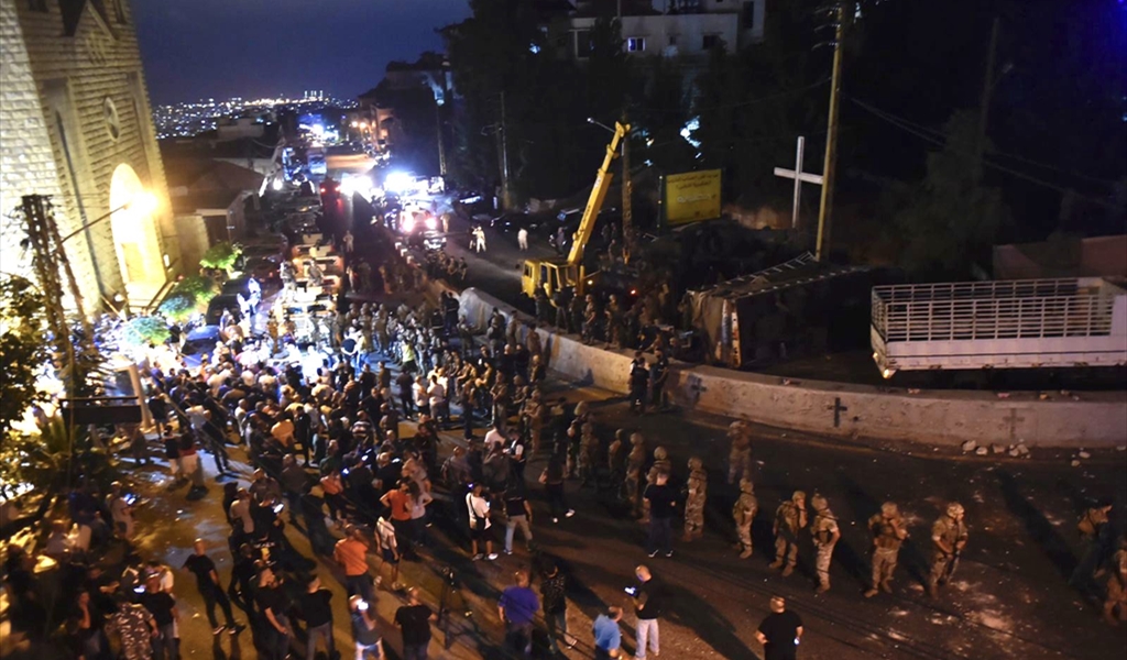 أهالي الكحالة وعناصر الجيش اللبناني في محيط سقوط الشاحنة التابعة لحزب الله (طلال سلمان)