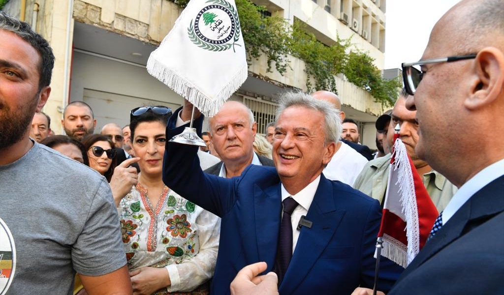 سلامة حاملاً علم المصرف وهو يغادر بعد 30 عاماً