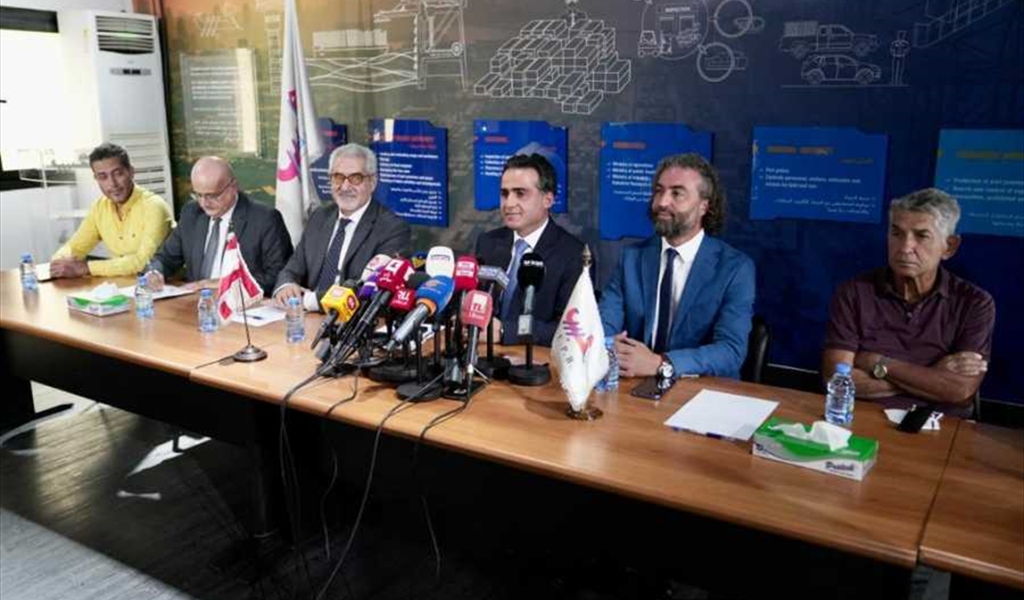 الوزير حميه يتوسط عيتاني والعلية خلال إطلاق المزايدة (محمود يوسف)