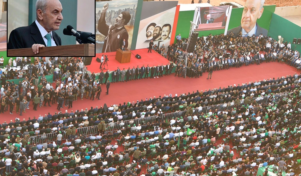 الرئيس بري (داخل الاطار) يلقي خطابه في احتفال الذكرى الـ45 لتغييب الإمام السيد موسى الصدر مساء أمس (طلال سلمان)