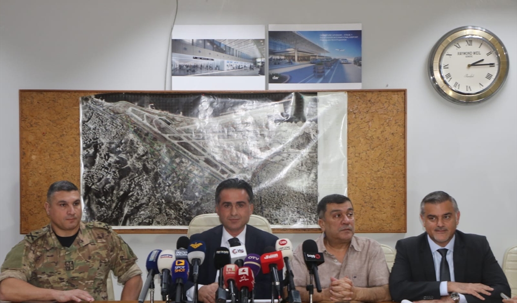 حمية والحوت خلال المؤتمر الصحافي في المطار وإلى اليمين الحسن (محمود يوسف)